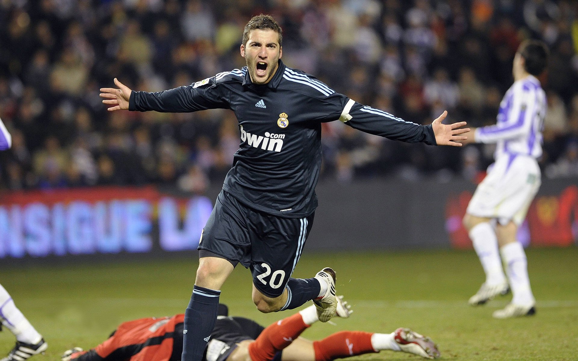 青少年足球主题公益广告遍布城市街头，营造良好的体育氛围，青少年足球宣传语